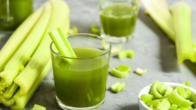 Nước ép cần tây thải độc tố, giúp trị mụn