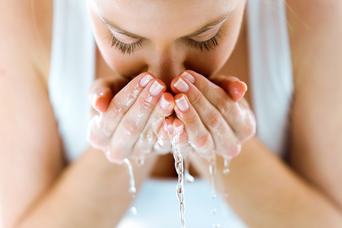 Làm sạch da kỹ trước khi peel 