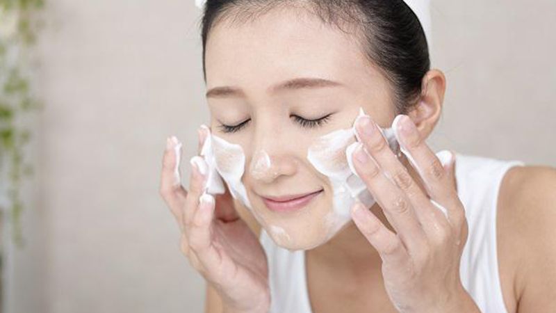 Vệ sinh da mặt sạch sẽ