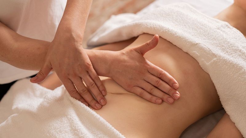 Massage bụng với rượu gừng
