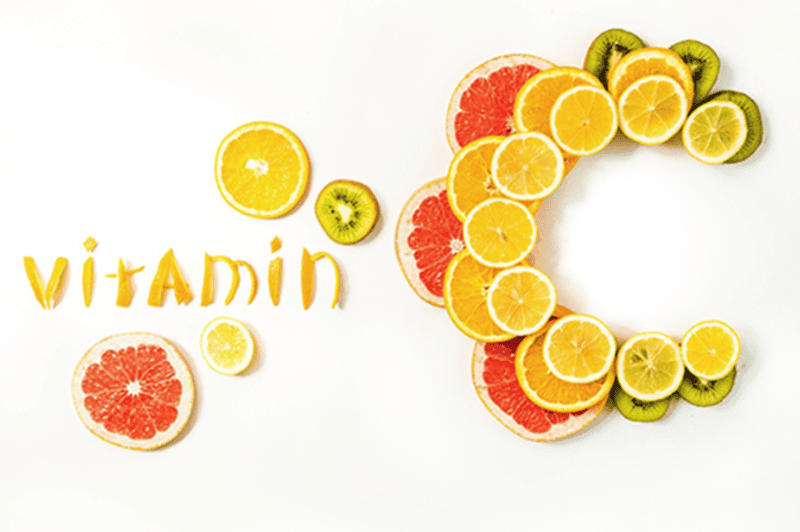 Vitamin C là dưỡng chất quan trọng giúp kích thích tổng hợp collagen tự nhiên trong cơ thể