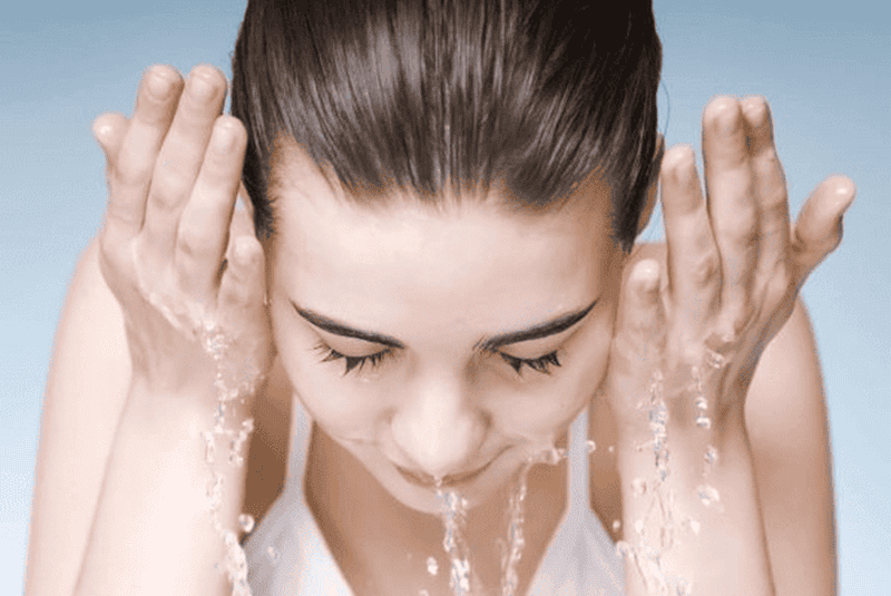 Bước 2. Rửa mặt với sữa hoặc gel