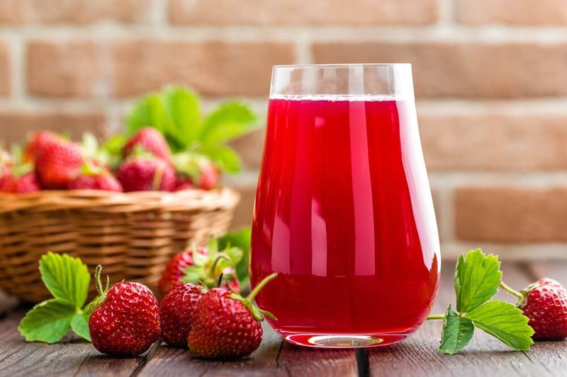 Giảm mụn với nước ép dâu