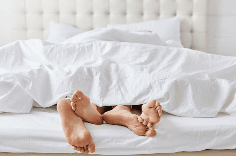 Phụ nữ tuổi mãn kinh có quan hệ được không? Tần suất quan hệ tình dục ở tuổi mãn kinh bao nhiêu?