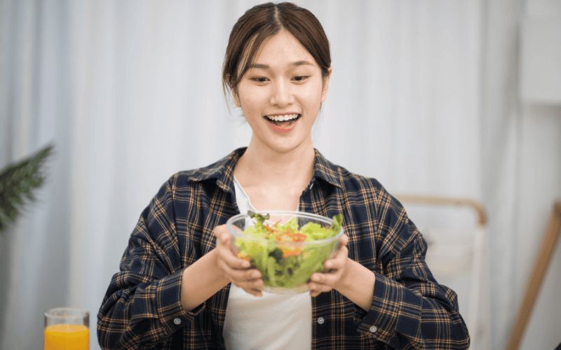 Chế độ ăn uống đóng vai trò nền tảng trong hành trình chống lão hóa da.