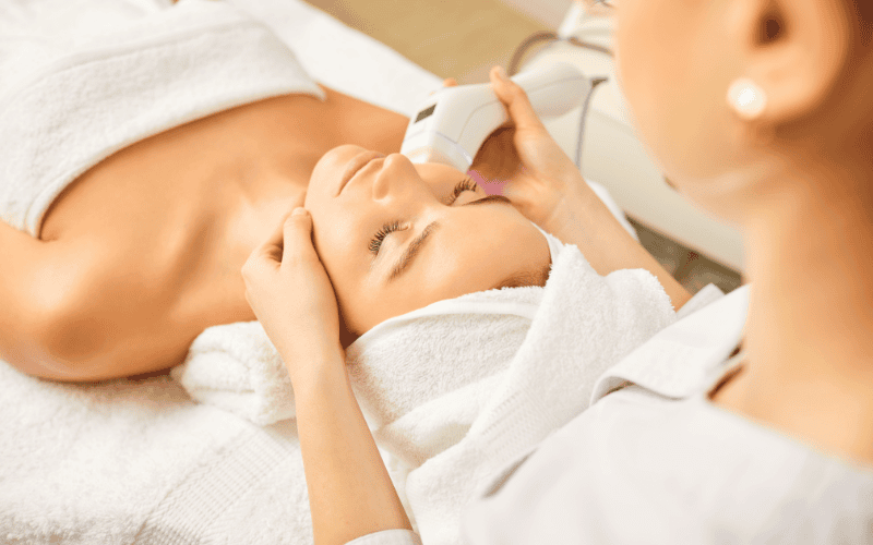 Ngoài skincare hằng ngày, nhiều người lựa chọn các giải pháp thẩm mỹ để đẩy nhanh hiệu quả chống lão hóa