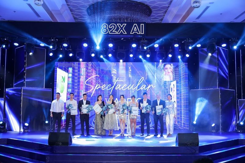 Trong lễ ra mắt này, 82X cũng rất vinh dự khi trao các phần quà giá trị để vinh danh những Đại lý xuất sắc nhất. 