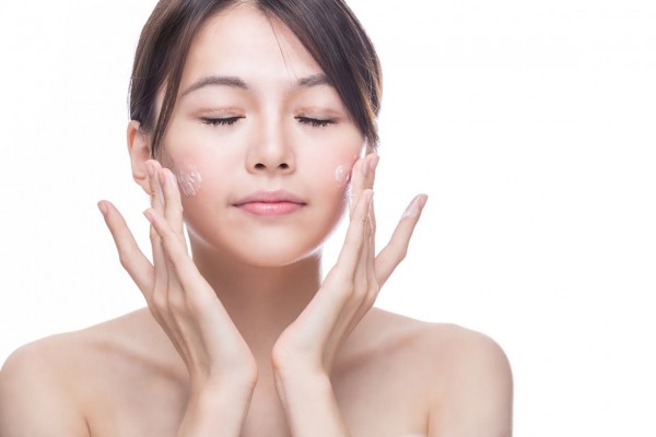 làm sạch da trước khi sử dụng mặt nạ collagen thạch