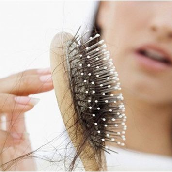 Rụng tóc sau sinh có nguy hiểm? Nguyên nhân và cách khắc phục