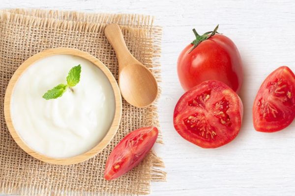 Cách nhả nắng cho da mặt bằng sữa chua và cà chua